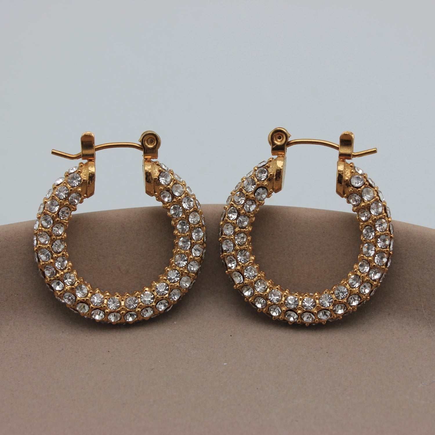 Gouden hoops met zirkonia steentjes vooraanzicht