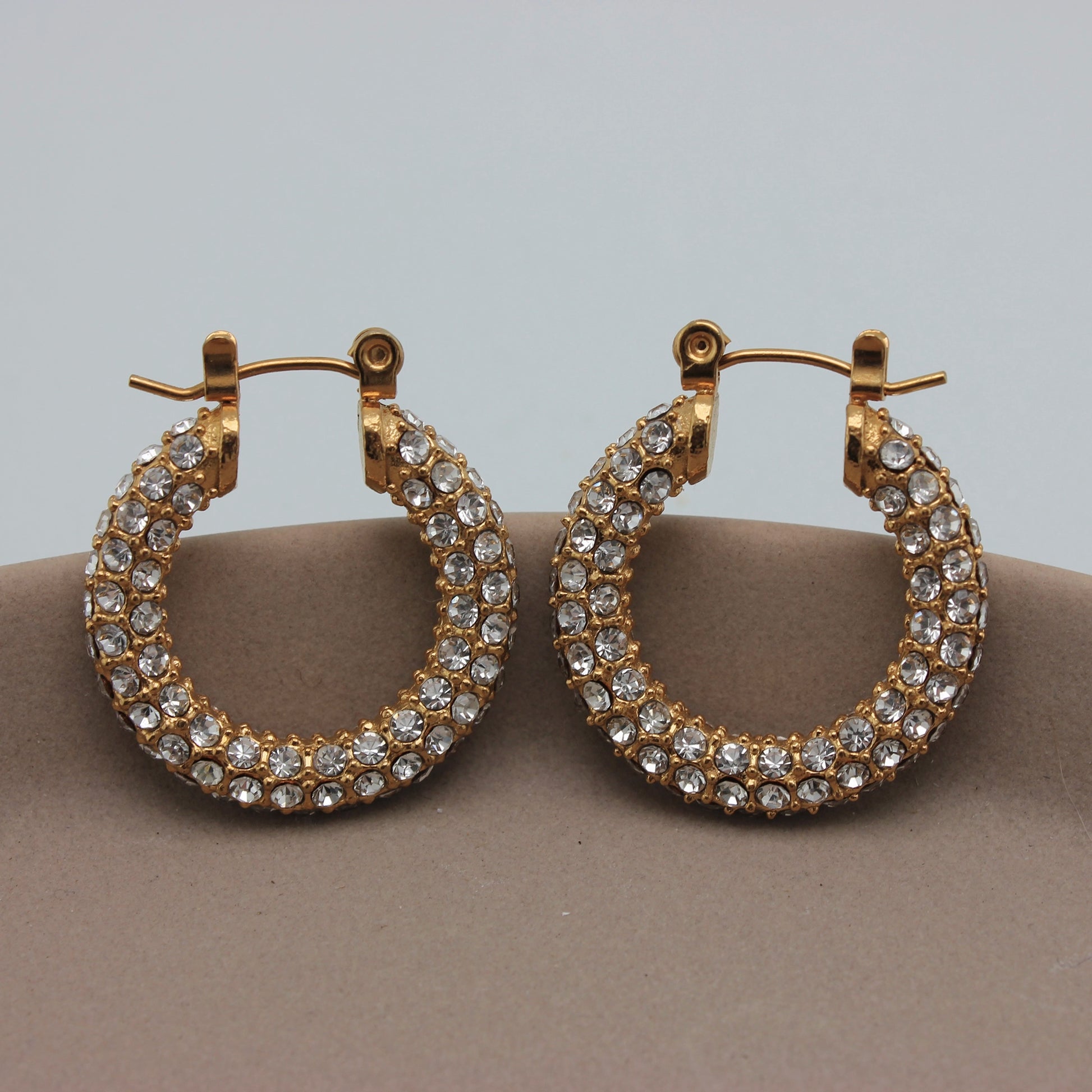 Gouden hoops met zirkonia steentjes vooraanzicht