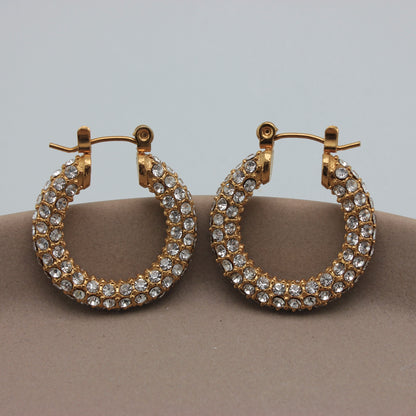 Gouden hoops met zirkonia steentjes vooraanzicht