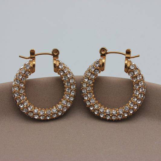 Gouden hoops met zirkonia steentjes vooraanzicht