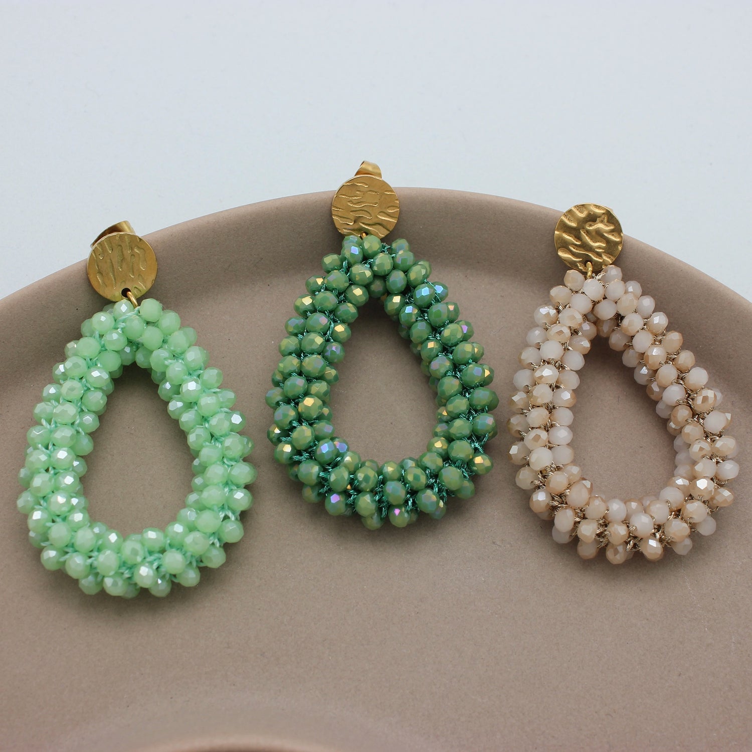 Gouden hang oorbellen met kristal kralen in mint groen, groen en beige
