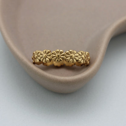 Gouden ring met bloemen