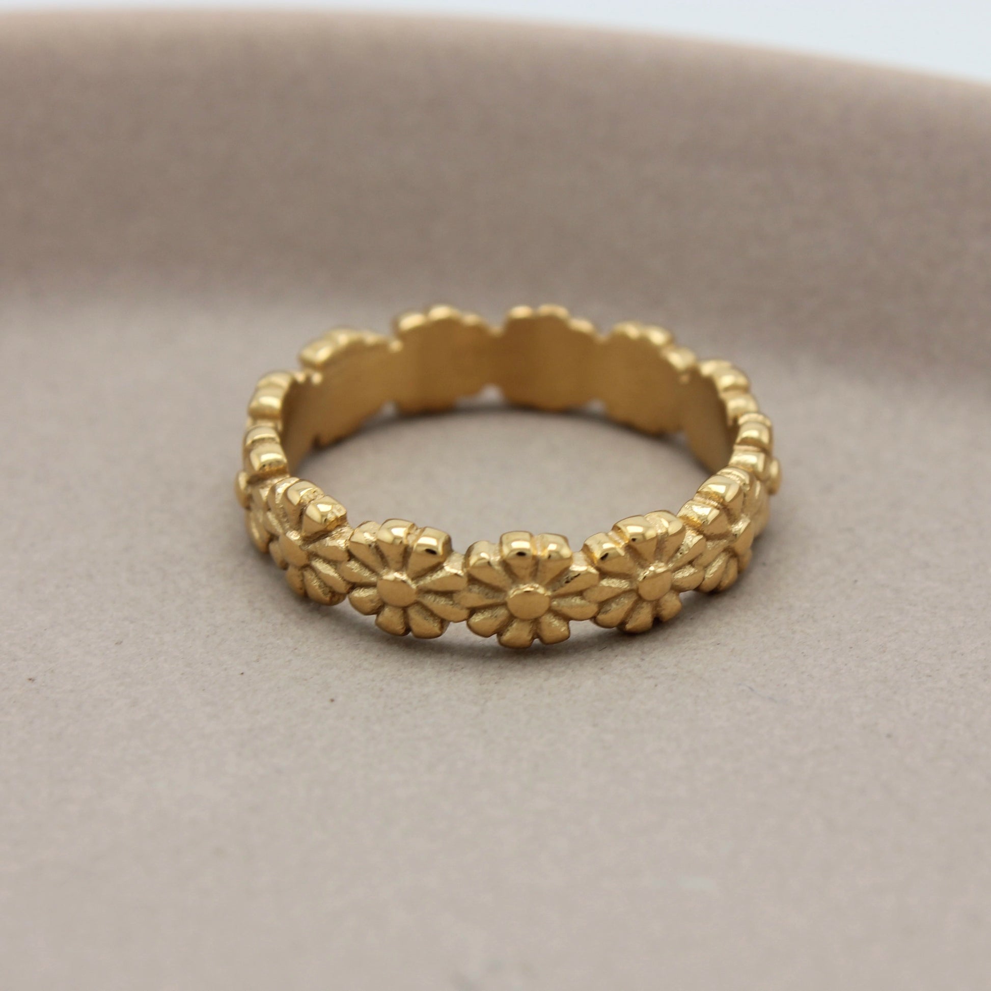 Gouden bloemen ring vanuit een bovenaanzicht