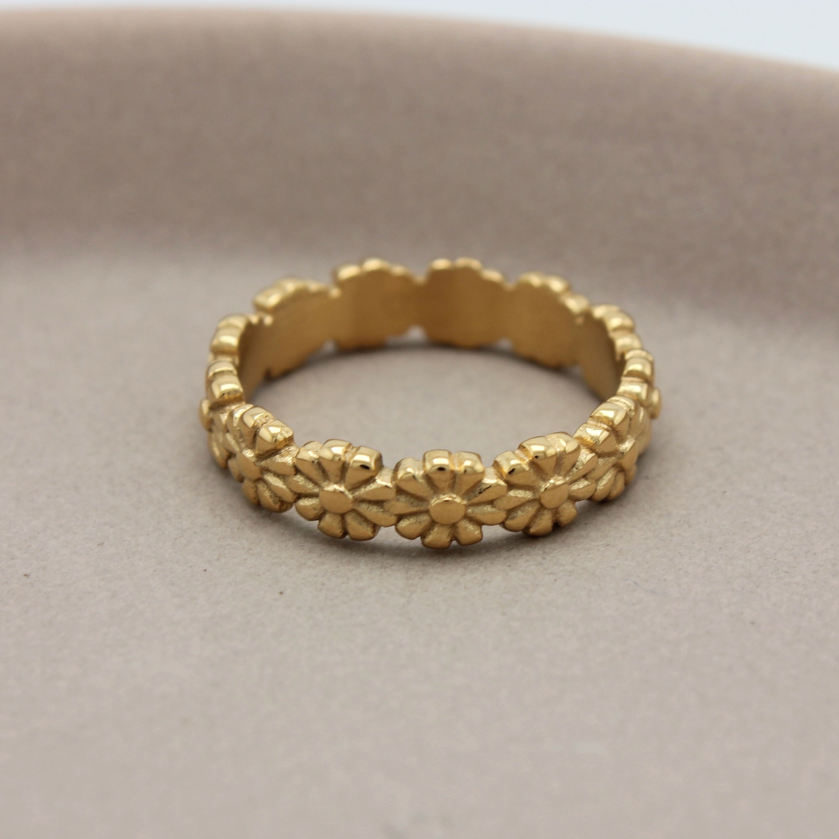 Gouden bloemen ring vanuit een bovenaanzicht
