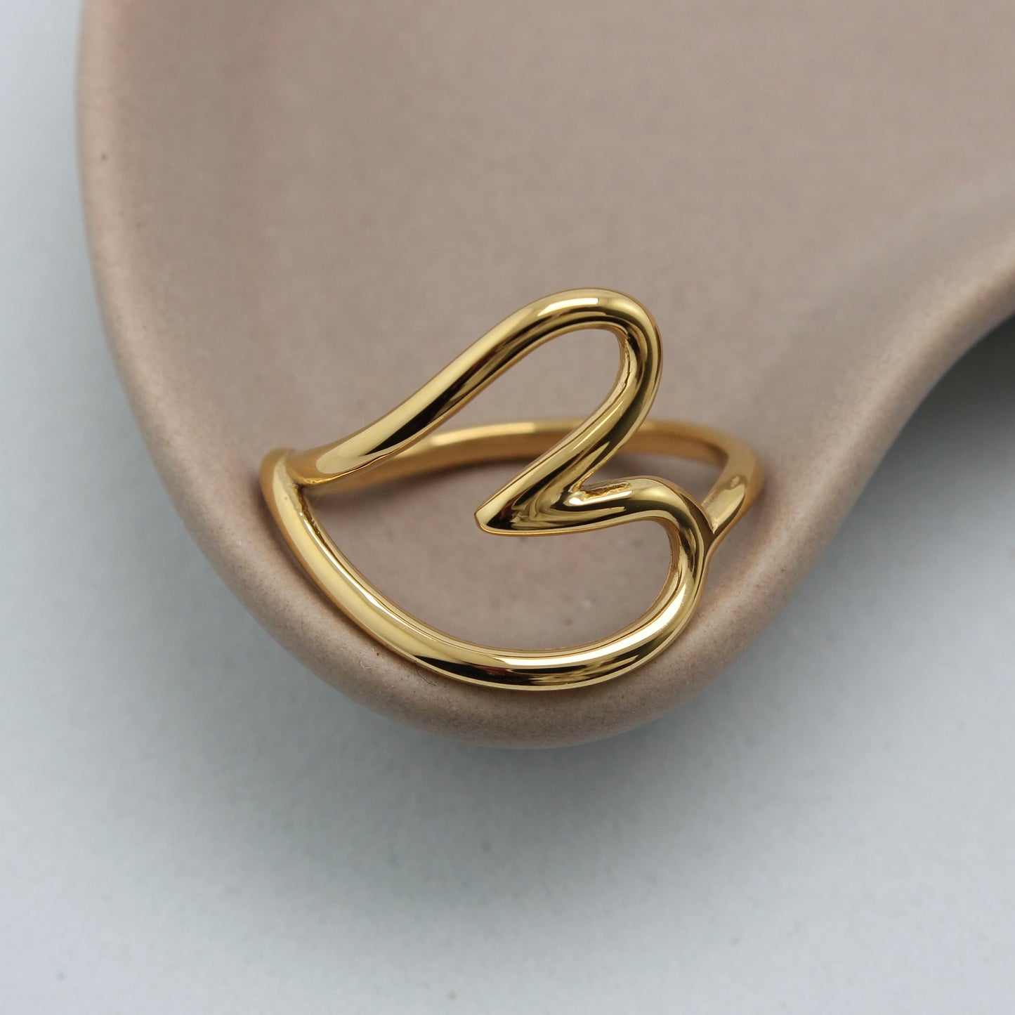 Gouden ring in een hart vorm