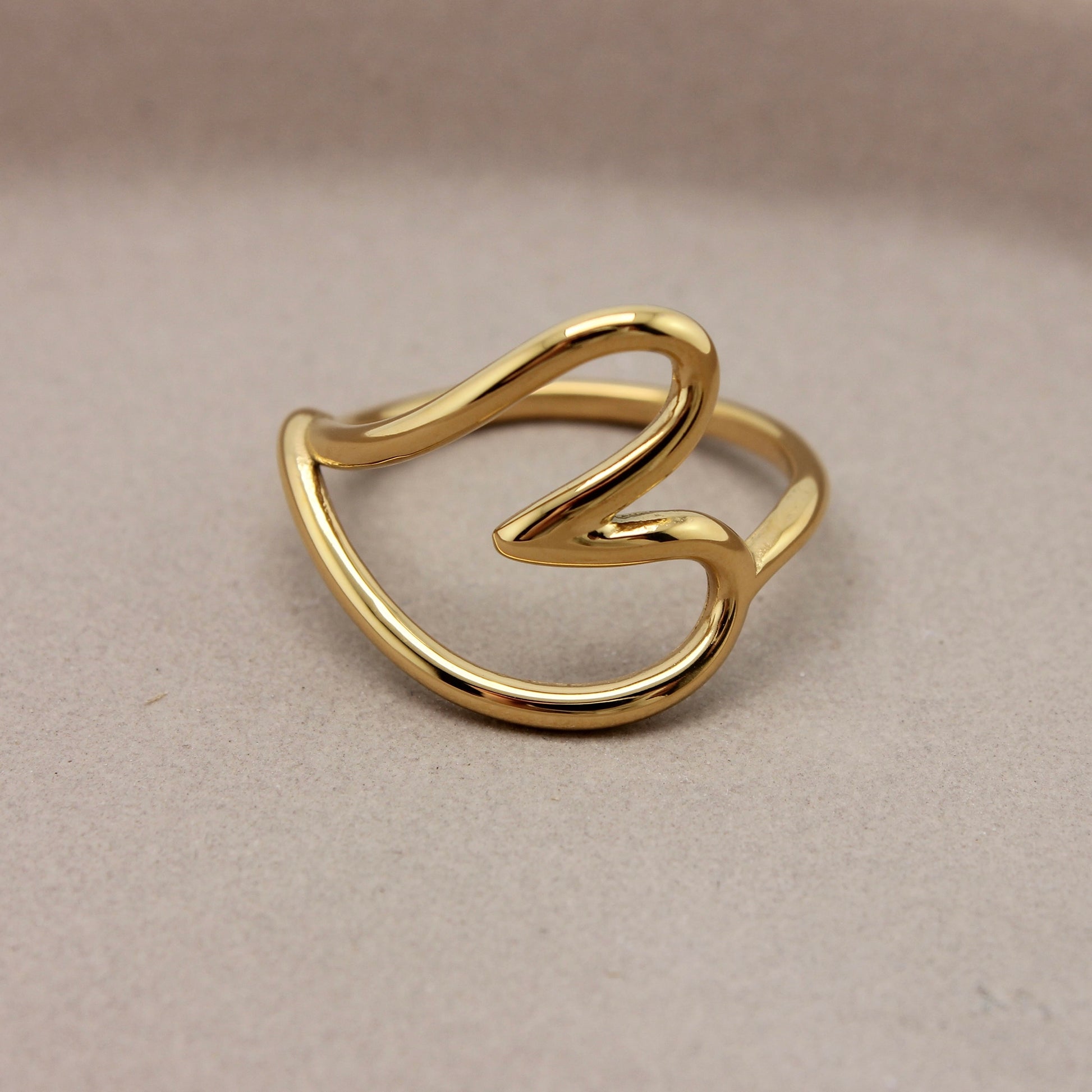 Gouden ring in hartvorm vanuit vooraanzicht