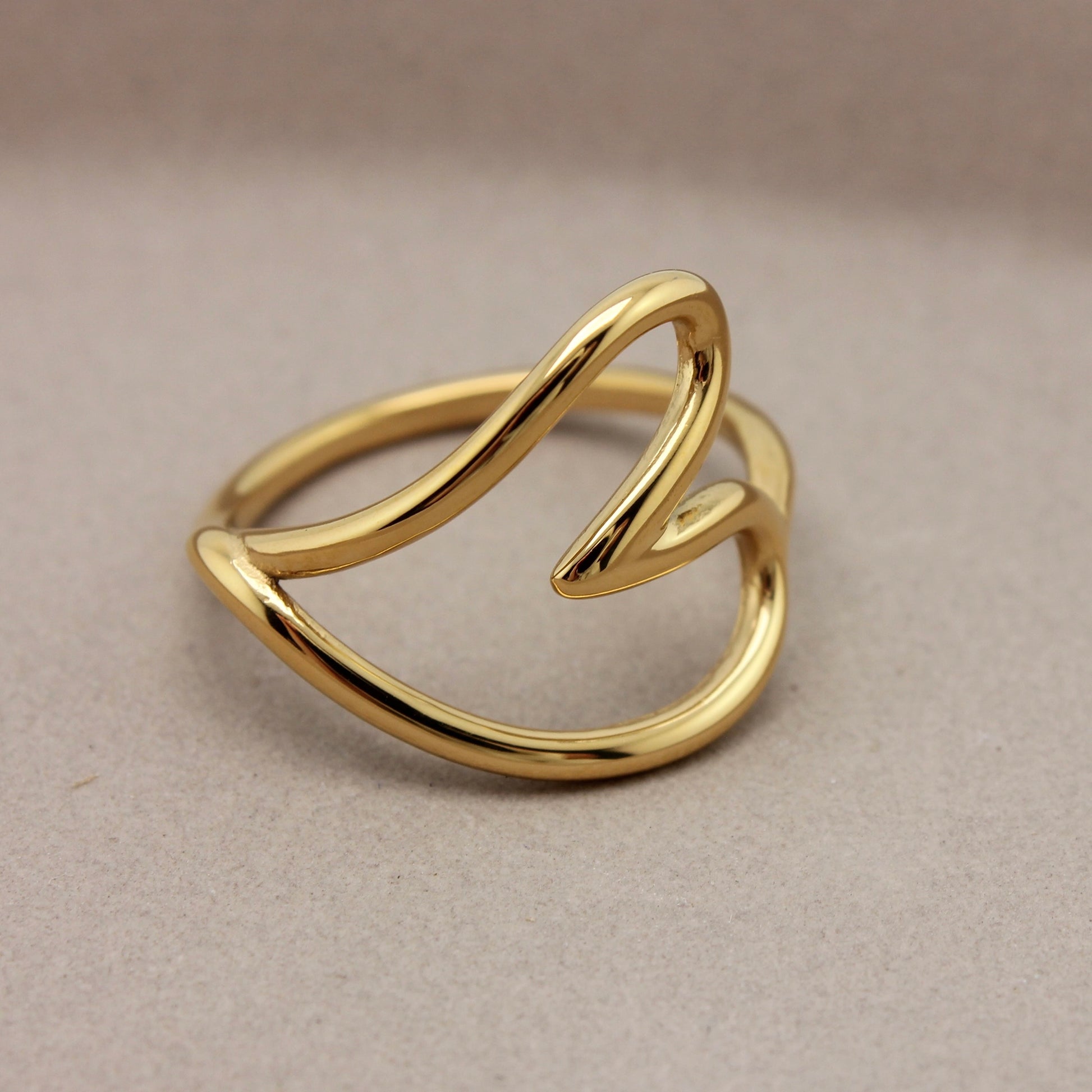 Gouden ring in hart vorm zijkant
