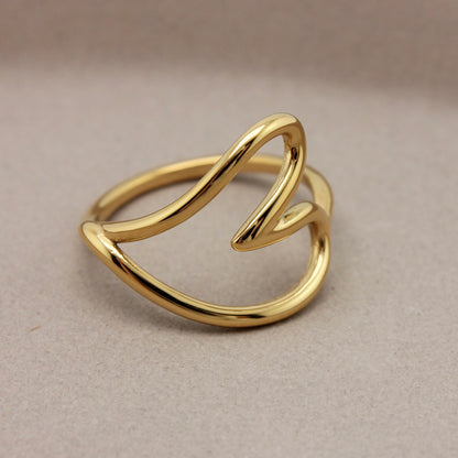 Gouden ring in hart vorm zijkant